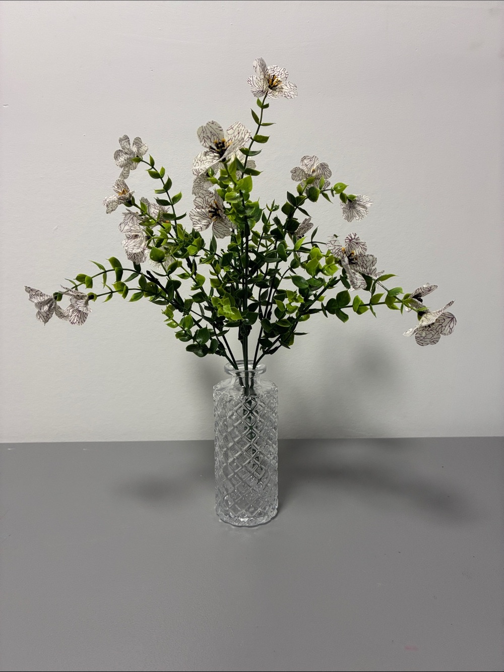 Artificial White Floral Stem Arrangement and Decorative Clear Glass Vase